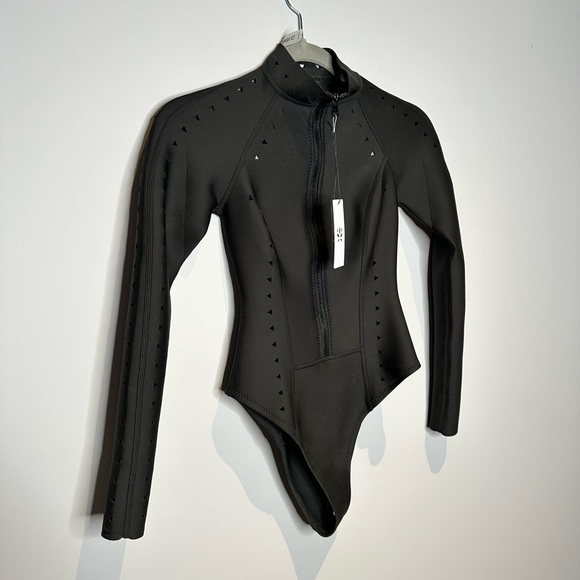 GIGI C Riley Surfsuit - Picture 7 of 11